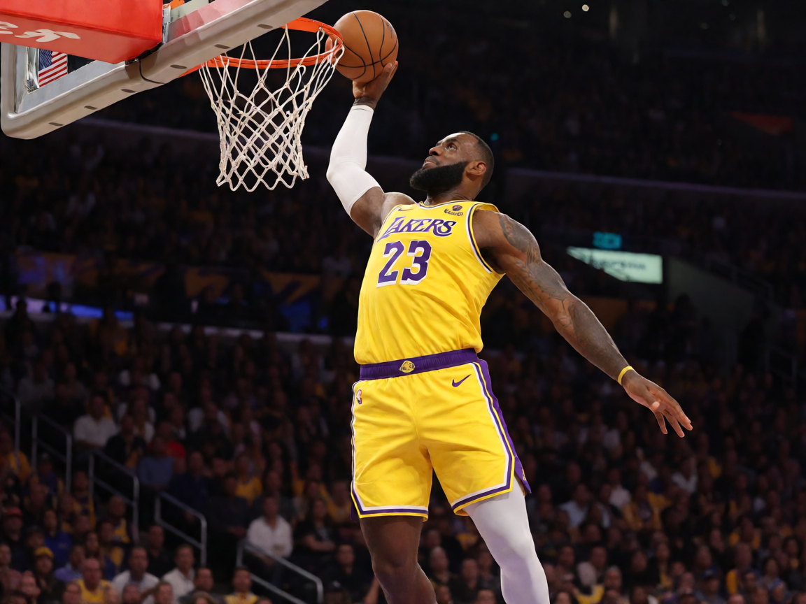 NBA总决赛现场球员扣篮精彩瞬间